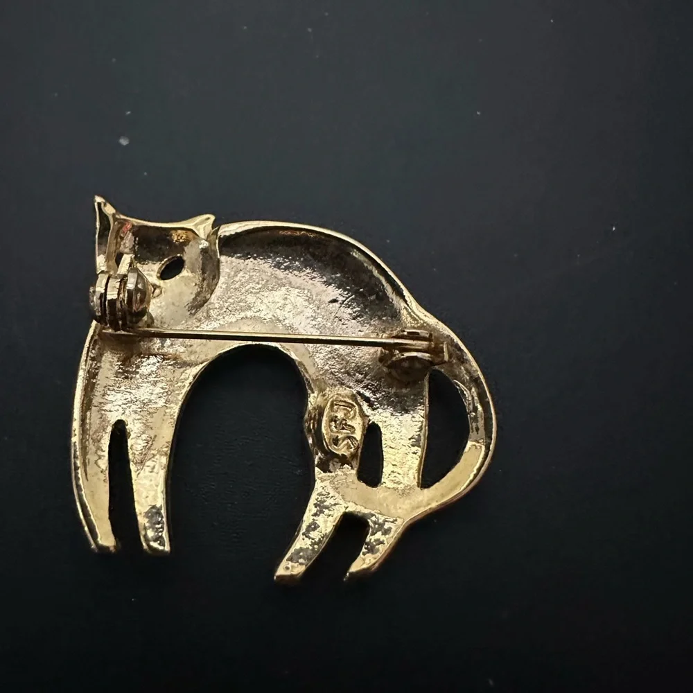 Elegant Gold tone Cat Brooch